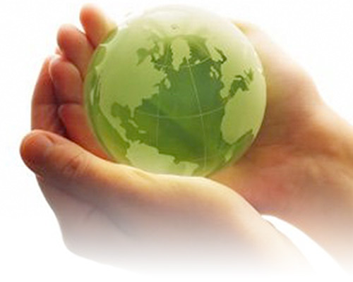 KBS umweltbewusst - Zwei Hände halten den grünen Planeten Erde