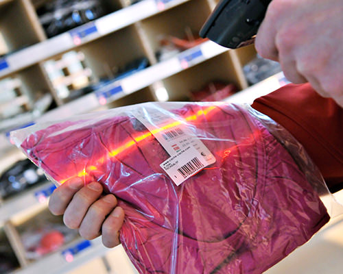 Der Barcode-Scanner des Put-To-Light Systems in Aktion