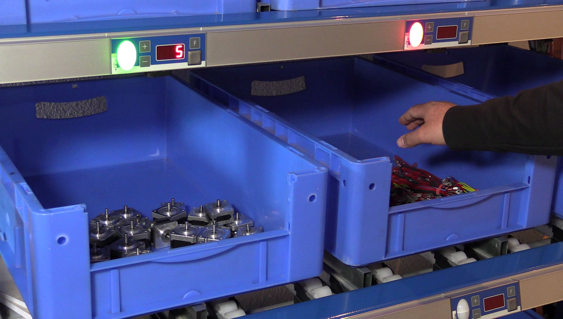 Pick-by-Light with intervention sensor detects faulty intervention in an incorrect picking container