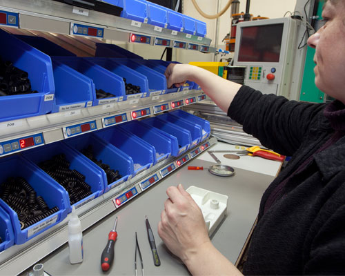 digital pick to light display PTF-S at an assembly workstation