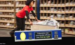 Un magasinier qui prépare des commandes pendant la période agitée qui précède Noël.